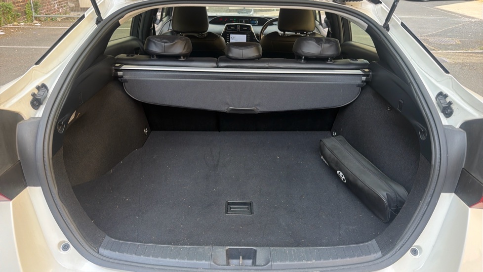 Toyota Prius Prius Excel Phev Cvt White #13