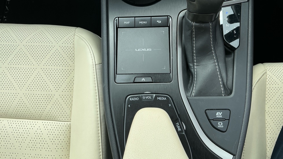 Lexus UX 250H 2.0 Premium Sport Edition E-cvt White #44