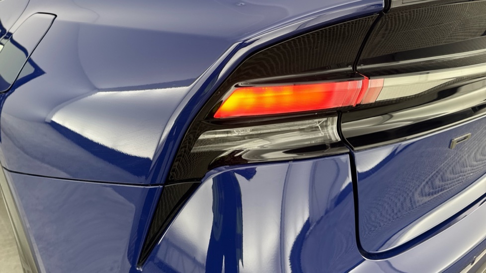 Toyota Prius 2.0 Phev Excel Cvt Red #21