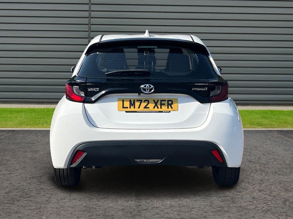 Toyota Yaris 1.5 Vvt-h Icon Hatchback Hybrid E Cvt LM72XFR White #4