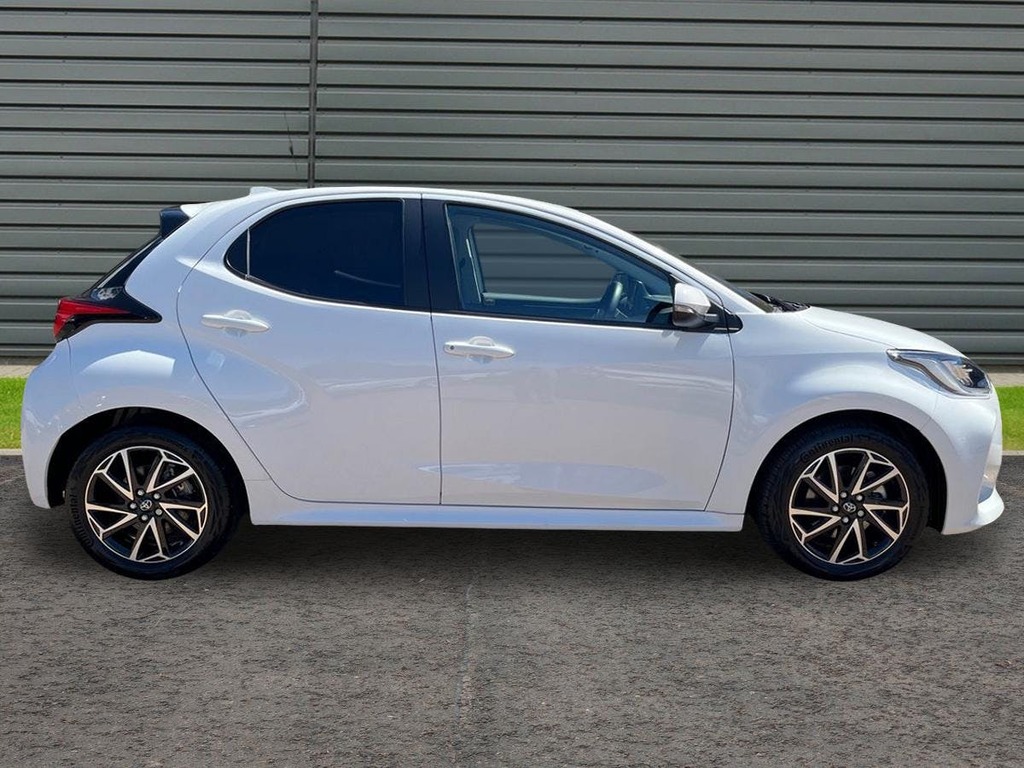Toyota Yaris 1.5 Vvt-h Design Hatchback Hybrid E Cvt GU73HJG White #2