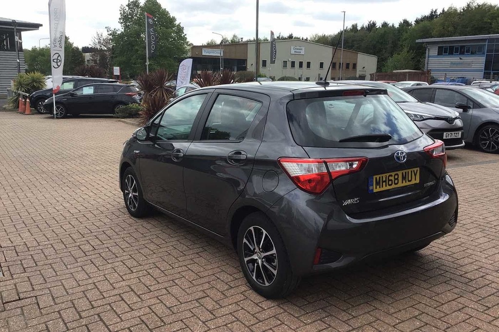 Toyota Yaris 1.5 Vvt-h Icon Tech Hatchback Hybrid E Grey #4