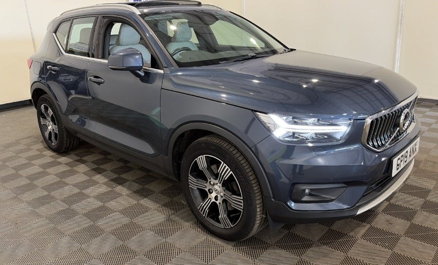 Volvo XC40 T3 Momentum Rear Park Assist Heated Seats Po Black #1