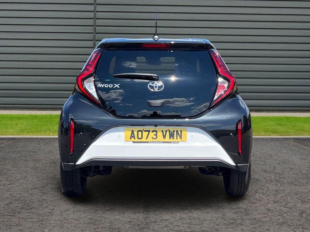 Toyota Aygo X 1.0 Vvt I Edge Hatchback X Shift White #4