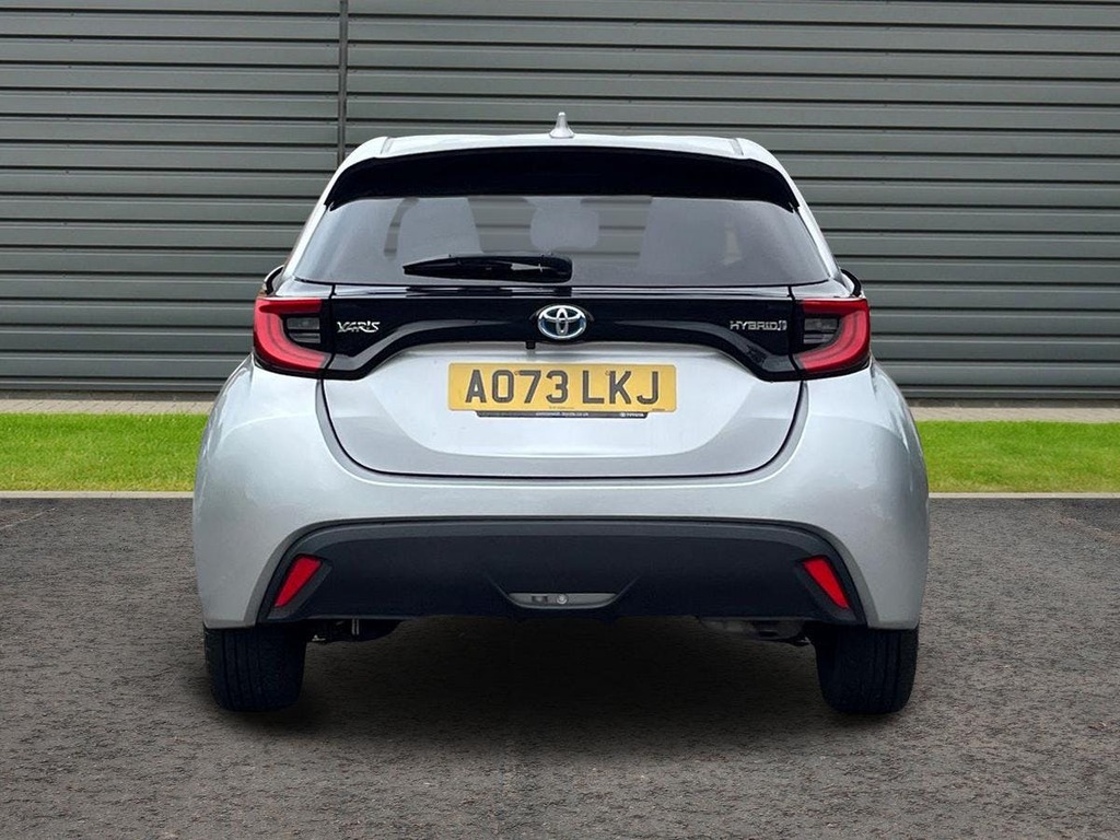 Toyota Yaris 1.5 Vvt-h Design Hatchback Hybrid E Cvt AO73LKJ Silver #4