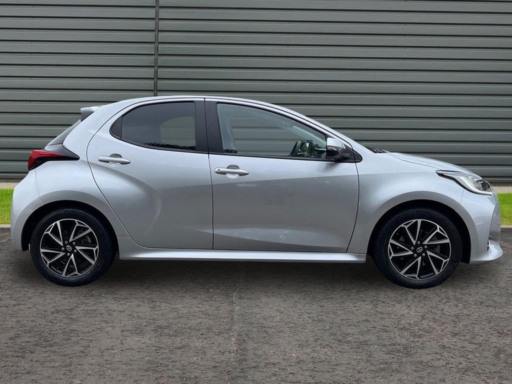 Toyota Yaris 1.5 Vvt-h Design Hatchback Hybrid E Cvt AO73LKJ Silver #2