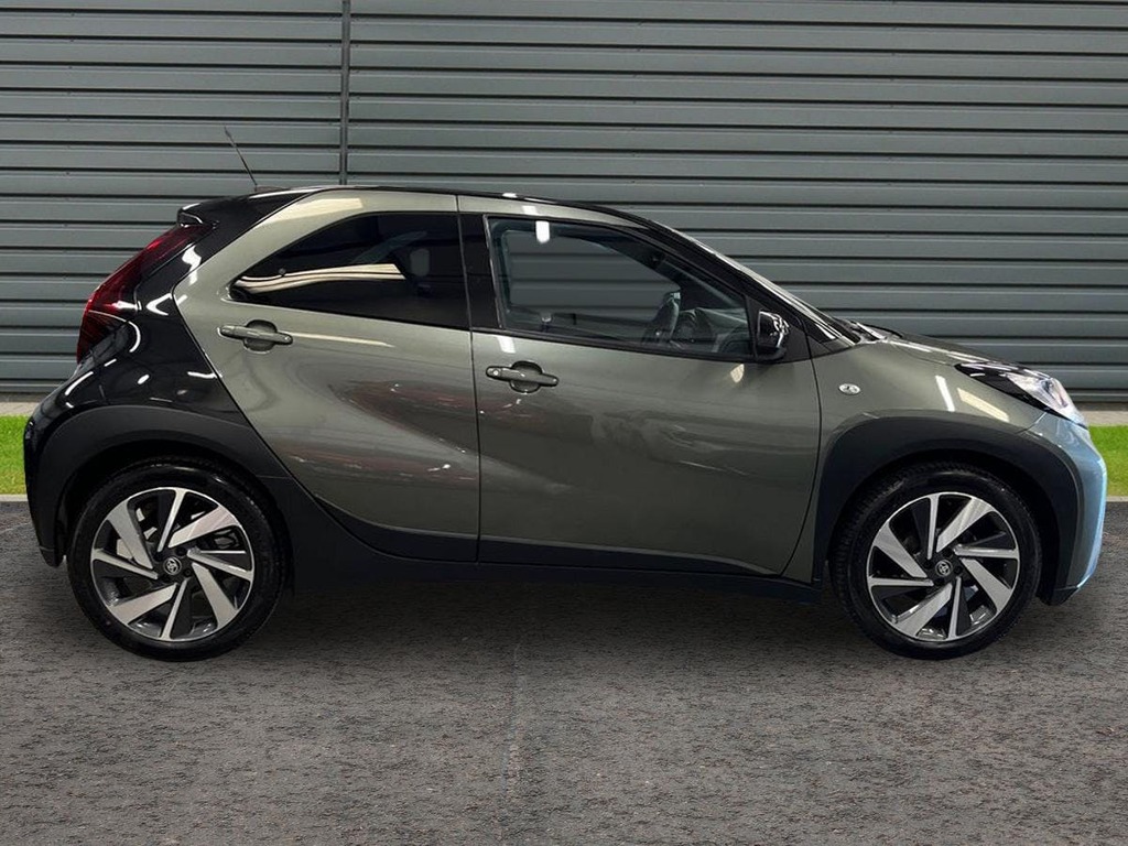 Toyota Aygo X 1.0 Vvt I Edge Hatchback X Shift Green #2