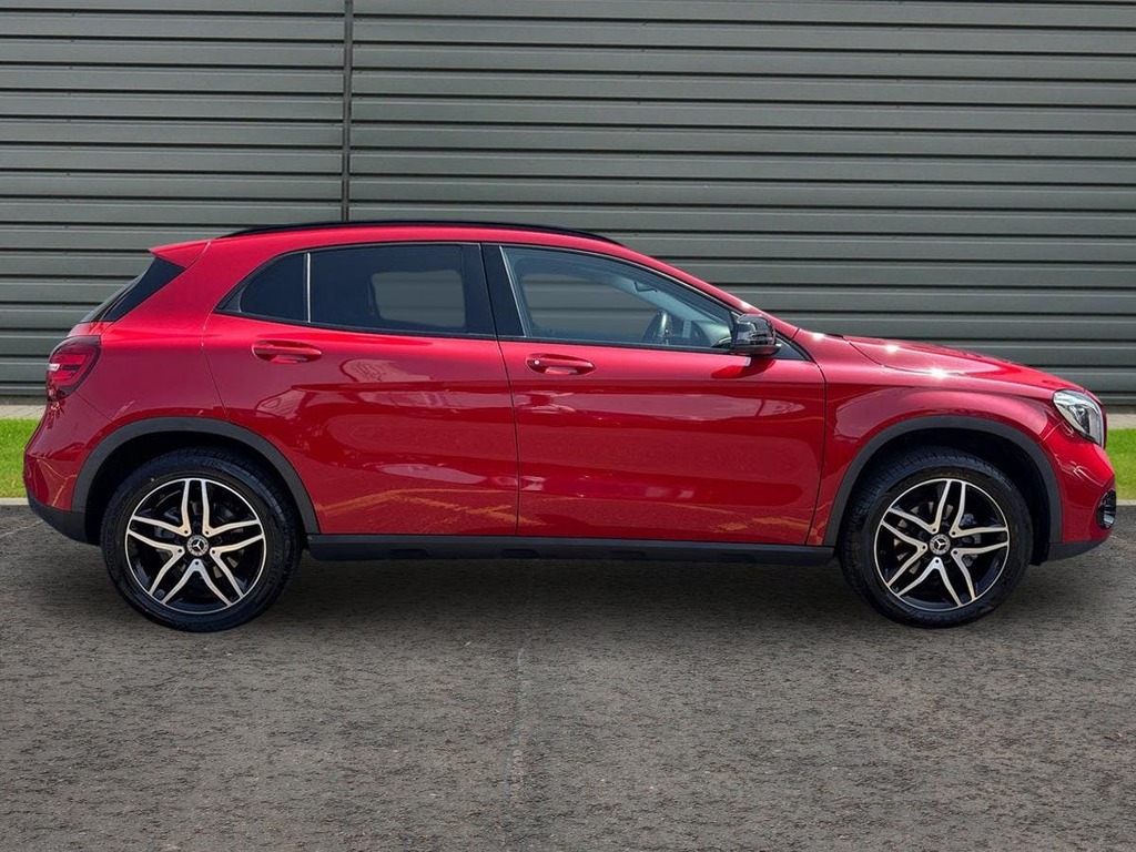 Mercedes-Benz GLA Class 1.6 Gla180 Urban Edition Suv 7G Dct Red #2