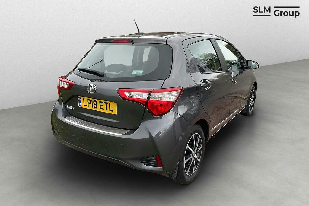 Toyota Yaris 1.5 Vvt I Icon Tech Hatchback Cvt Black #2