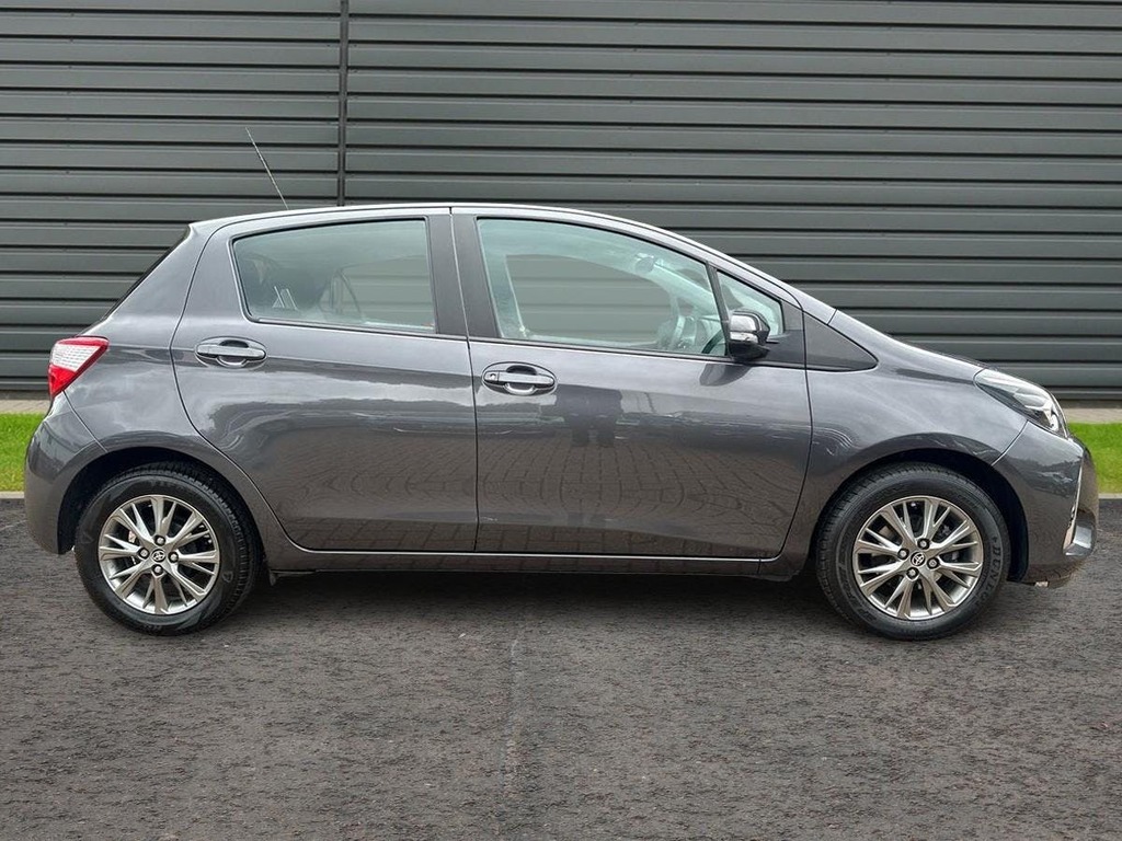 Toyota Yaris 1.5 Vvt I Icon Hatchback Cvt Grey #2