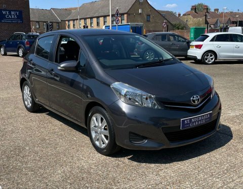 Toyota Yaris Hatchback Red #4