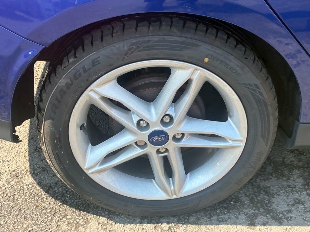 Ford Focus Hatchback 1.0 T Ecoboost Titanium 201766 Black #24