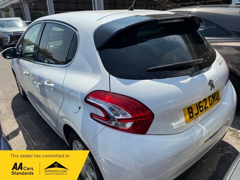 Peugeot e-208 E-hdi Allure White #3