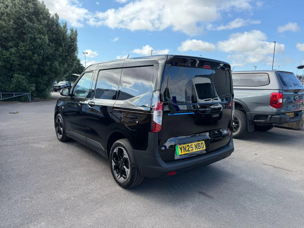 Ford Transit Courier 43Kwh Limited Swb YN25NBD #5