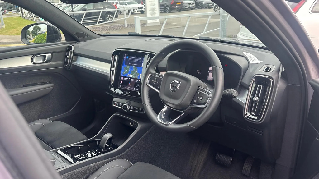 Volvo XC40 2.0 B3p Plus Dark RV75MTJ #4
