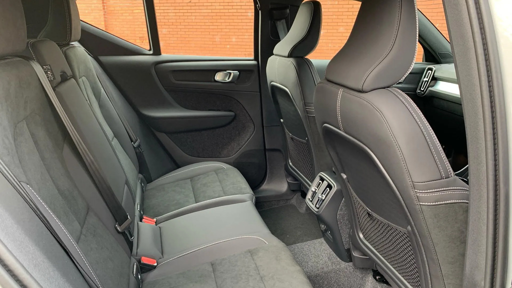 Volvo XC40 2.0 B3p Plus Dark NG26HDN #6