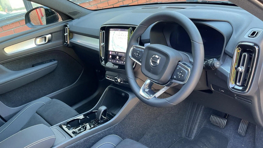 Volvo XC40 2.0 B3p Plus Dark NG26TLJ #4