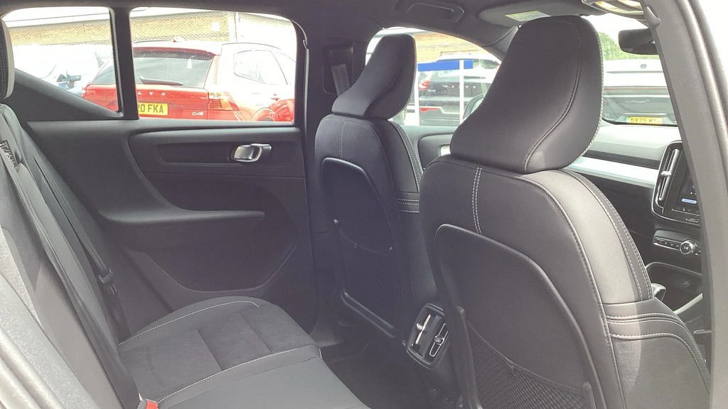 Volvo XC40 2.0 B3p Plus Dark #6