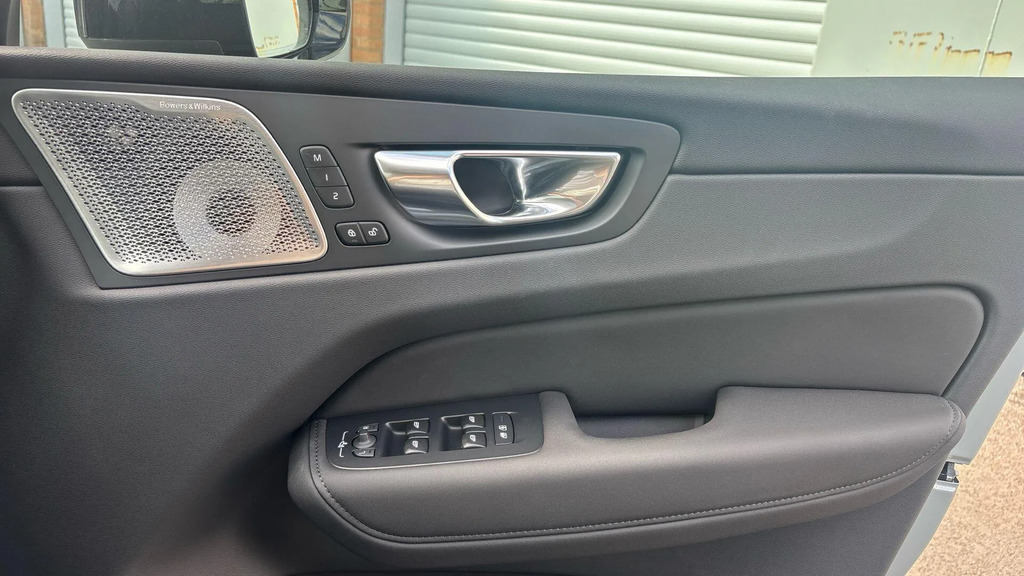 Volvo XC60 Black Edition Ultra, T8 Awd Plug-in Hybrid, Electr Blue #27