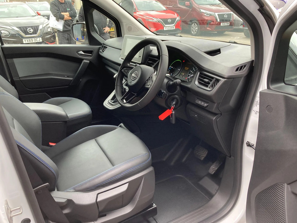 Nissan TOWNSTAR Tekna White #28