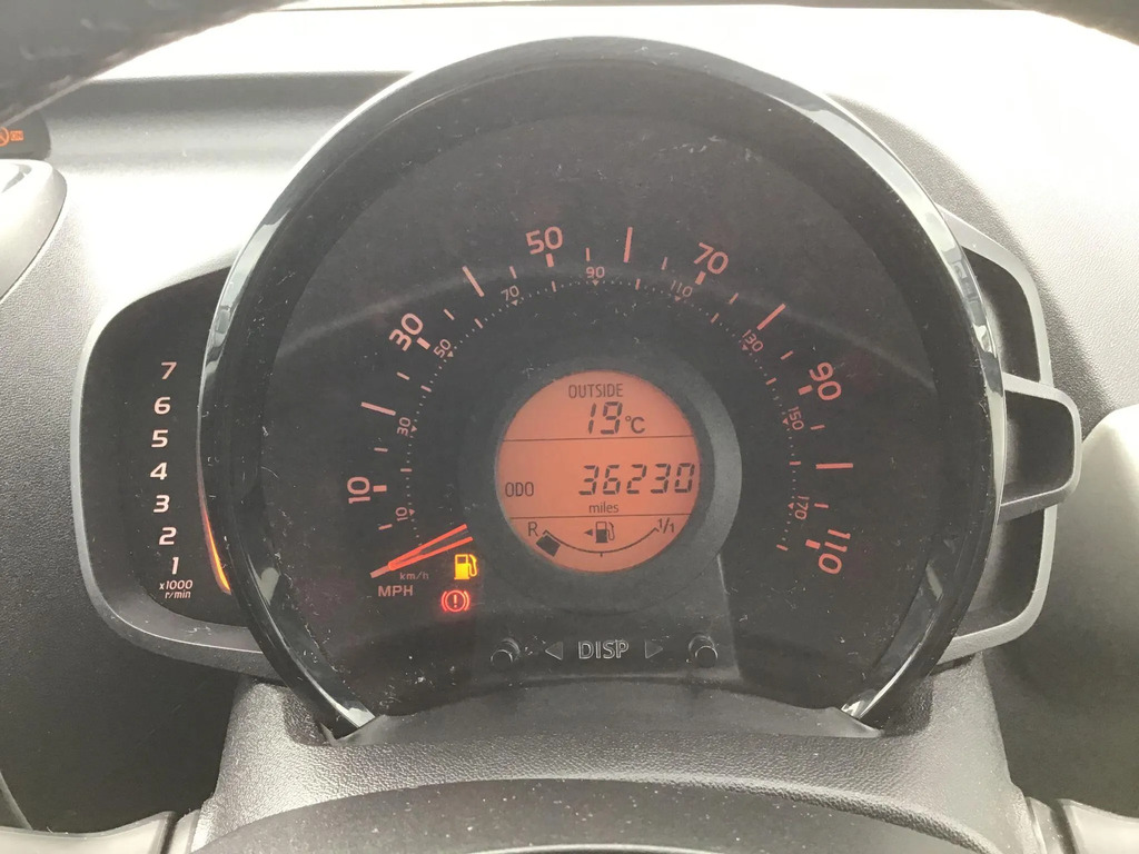 Toyota Aygo 1.0 Vvt-i X-play Red #10