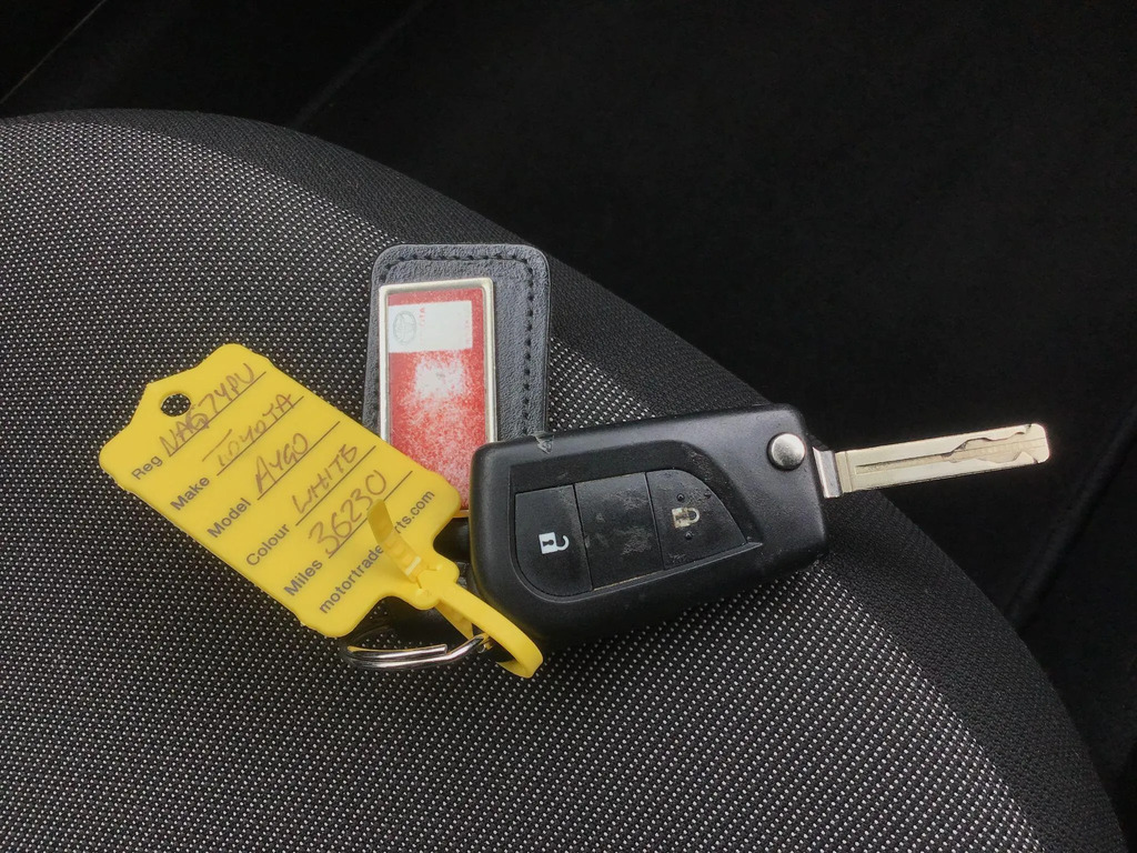 Toyota Aygo 1.0 Vvt-i X-play Red #21
