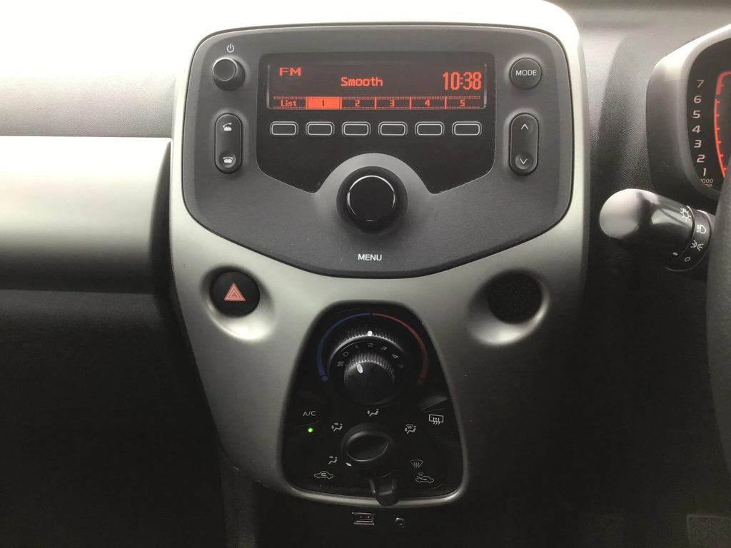 Toyota Aygo 1.0 Vvt-i X-play Red #8