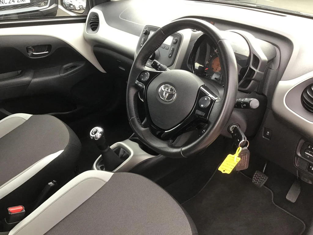 Toyota Aygo 1.0 Vvt-i X-play Red #7