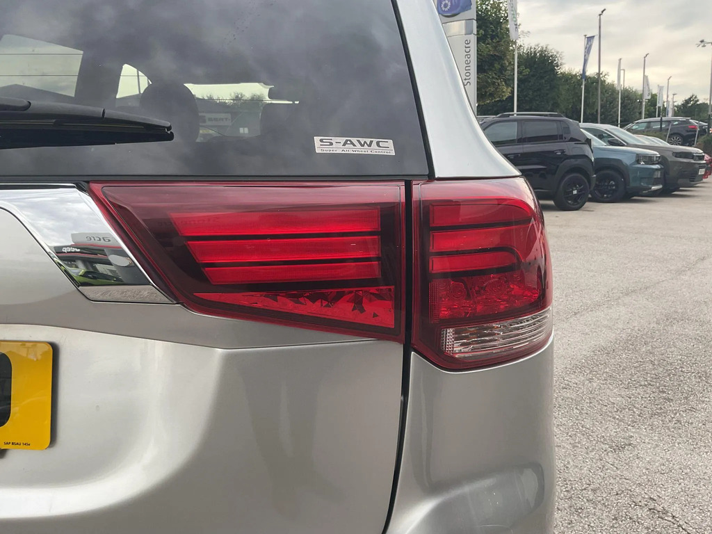 Mitsubishi Outlander Suv 2.4H Twinmotor 13.8Kwh Dynamic Cvt 4Wd Euro 6 Red #39