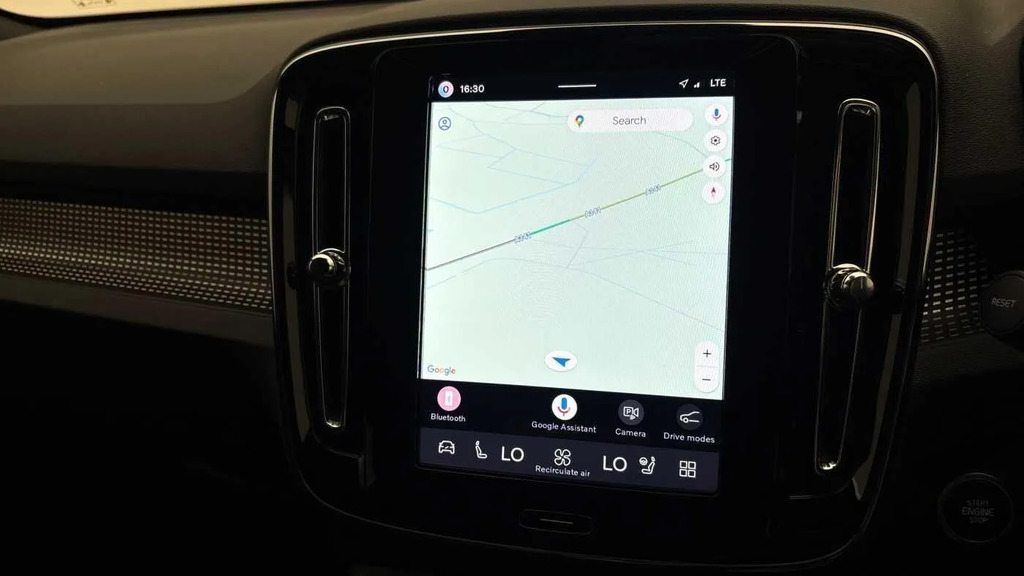 Volvo XC40 B4 P Ultra Dark Sunroof, Harmankardon Sound, 3 Blue #28
