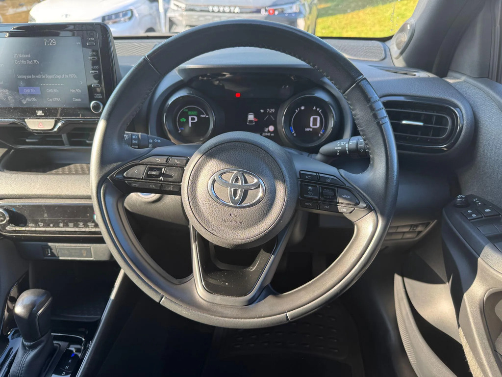 Toyota Yaris 1.5 Hybrid Design Cvt #17