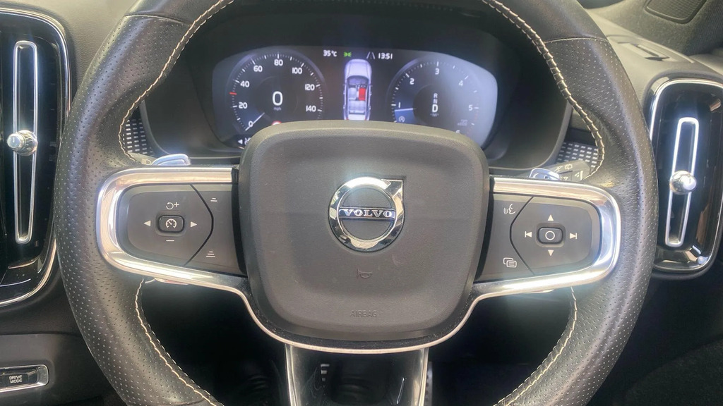 Volvo XC40 T3 Momentum 360 Cam Intellisafe Winter Red #32