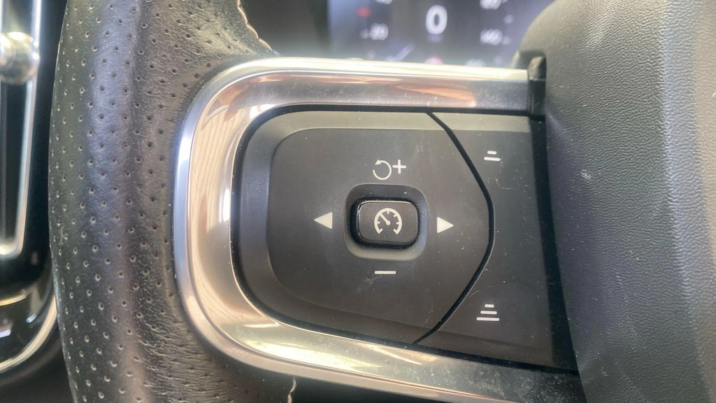 Volvo XC40 T3 Momentum 360 Cam Intellisafe Winter Red #13