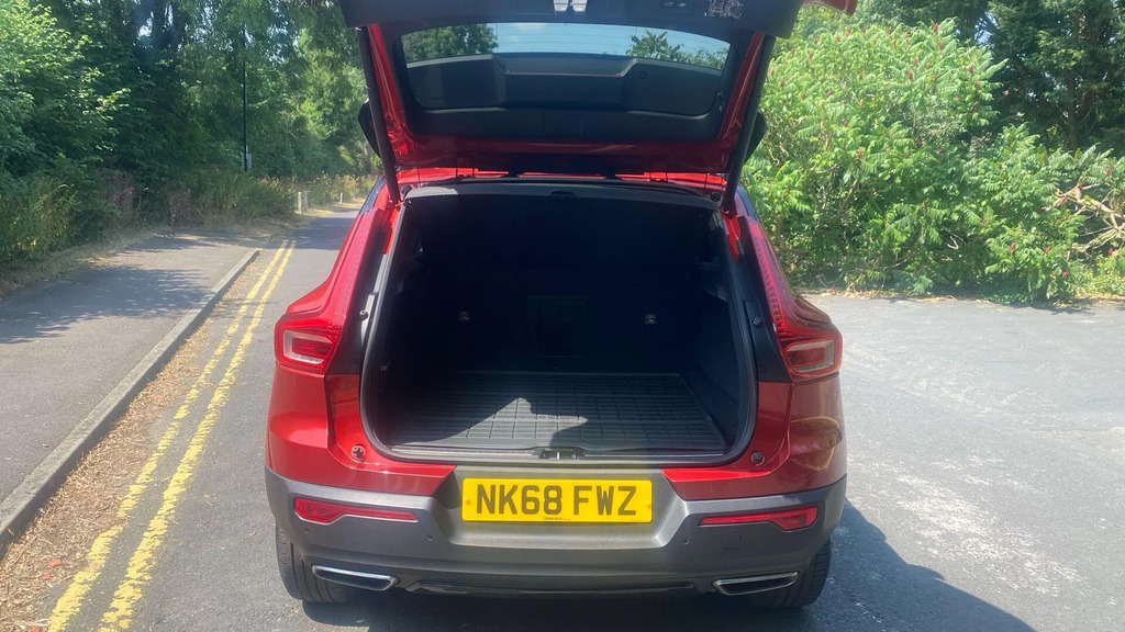 Volvo XC40 T3 Momentum 360 Cam Intellisafe Winter Red #31