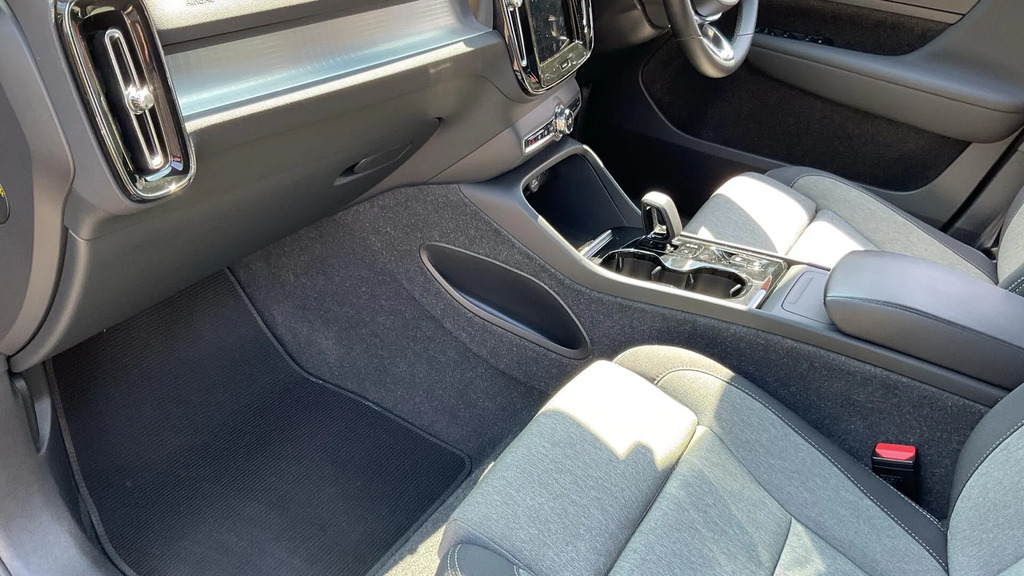 Volvo XC40 Ultra, B4 Mild Hybrid, Dark Sunroof Red #23