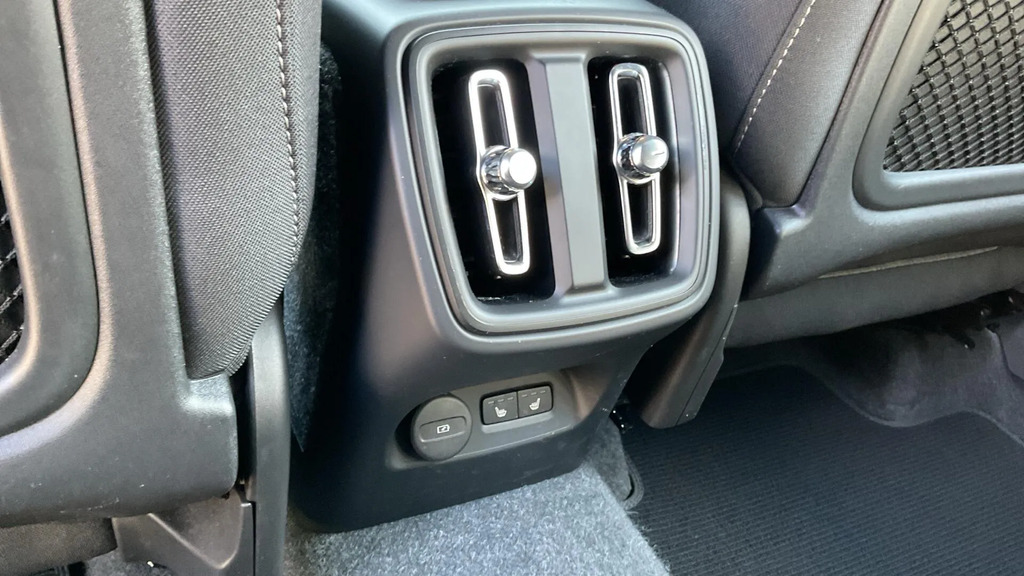 Volvo XC40 Ultra, B4 Mild Hybrid, Dark Sunroof Red #29