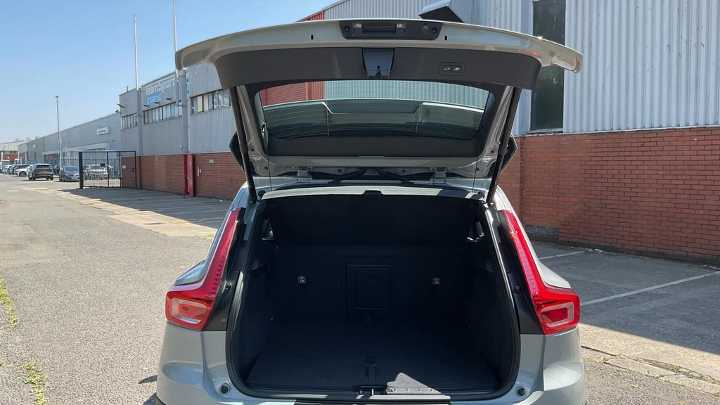 Volvo XC40 Ultra, B4 Mild Hybrid, Dark Sunroof Red #13