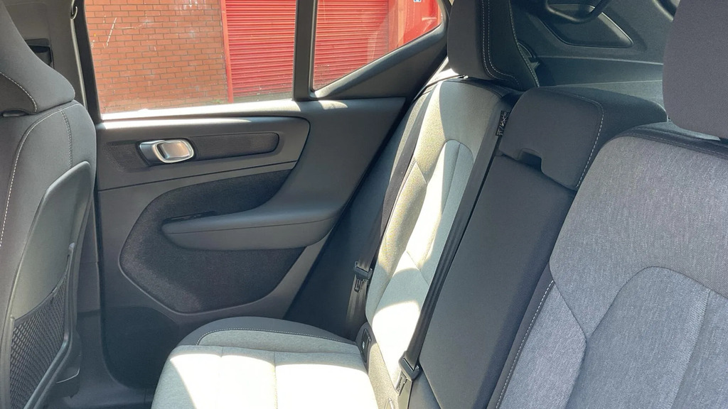 Volvo XC40 Ultra, B4 Mild Hybrid, Dark Sunroof Red #31
