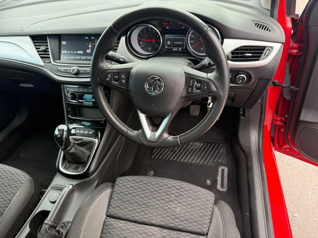 Vauxhall Astra Hatchback White #17