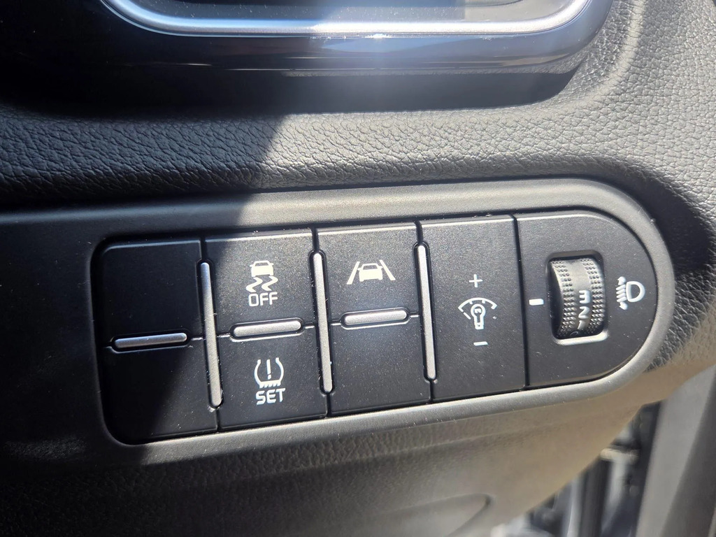 Kia Xceed Hatchback White #18