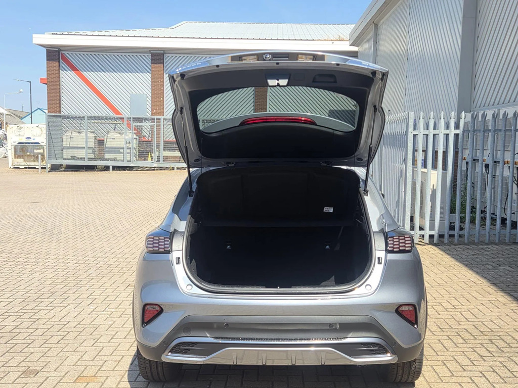 Kia Xceed Hatchback White #8