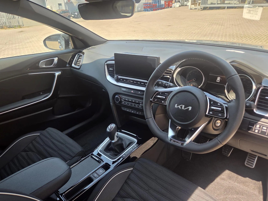 Kia Xceed Hatchback White #14
