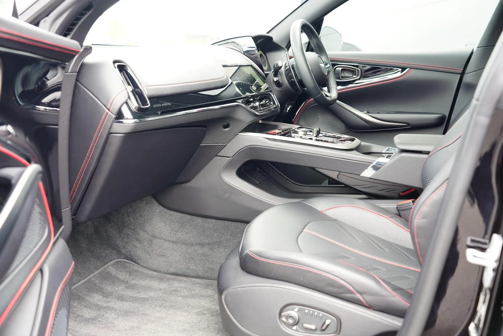 Aston Martin DBX 4.0L V8 707 25My Black #24