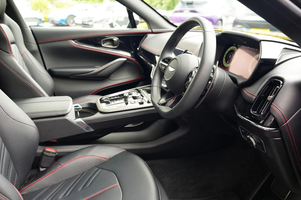 Aston Martin DBX 4.0L V8 707 25My Black #10