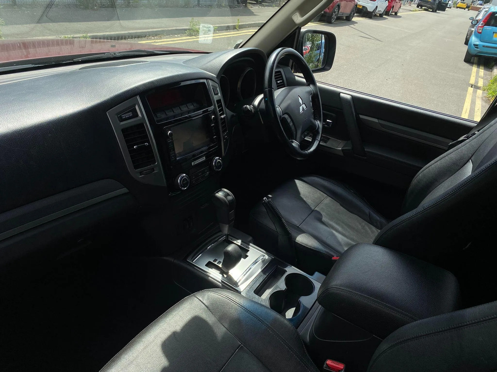 Mitsubishi Shogun Van 3.2 White #11