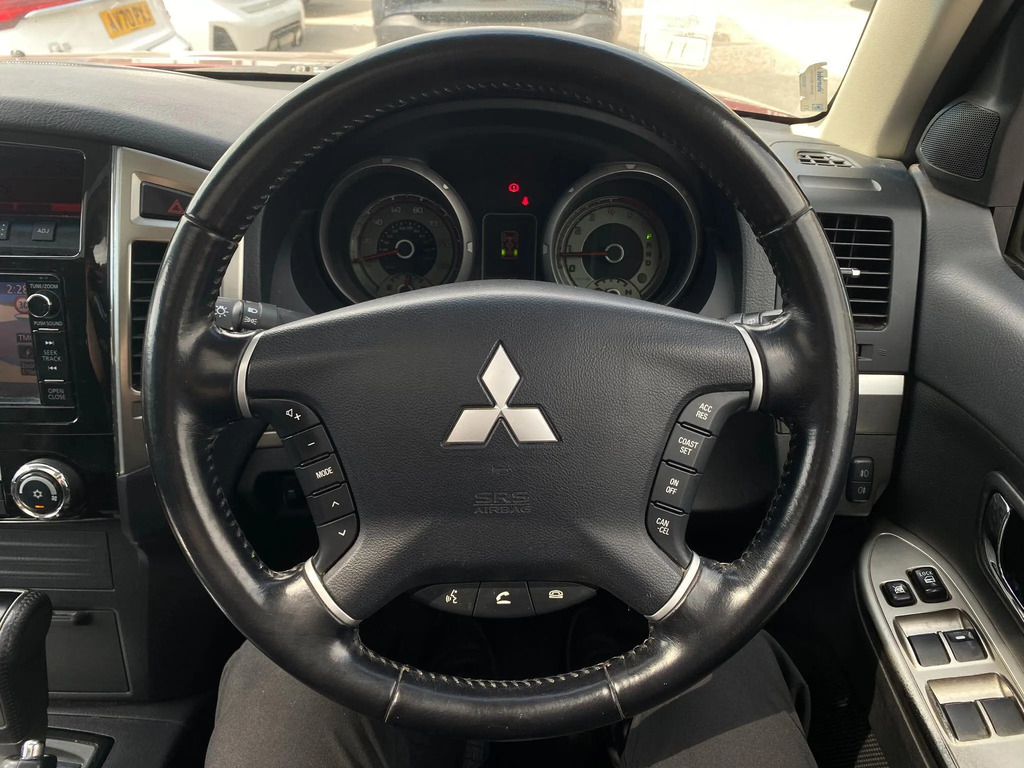 Mitsubishi Shogun Van 3.2 White #36