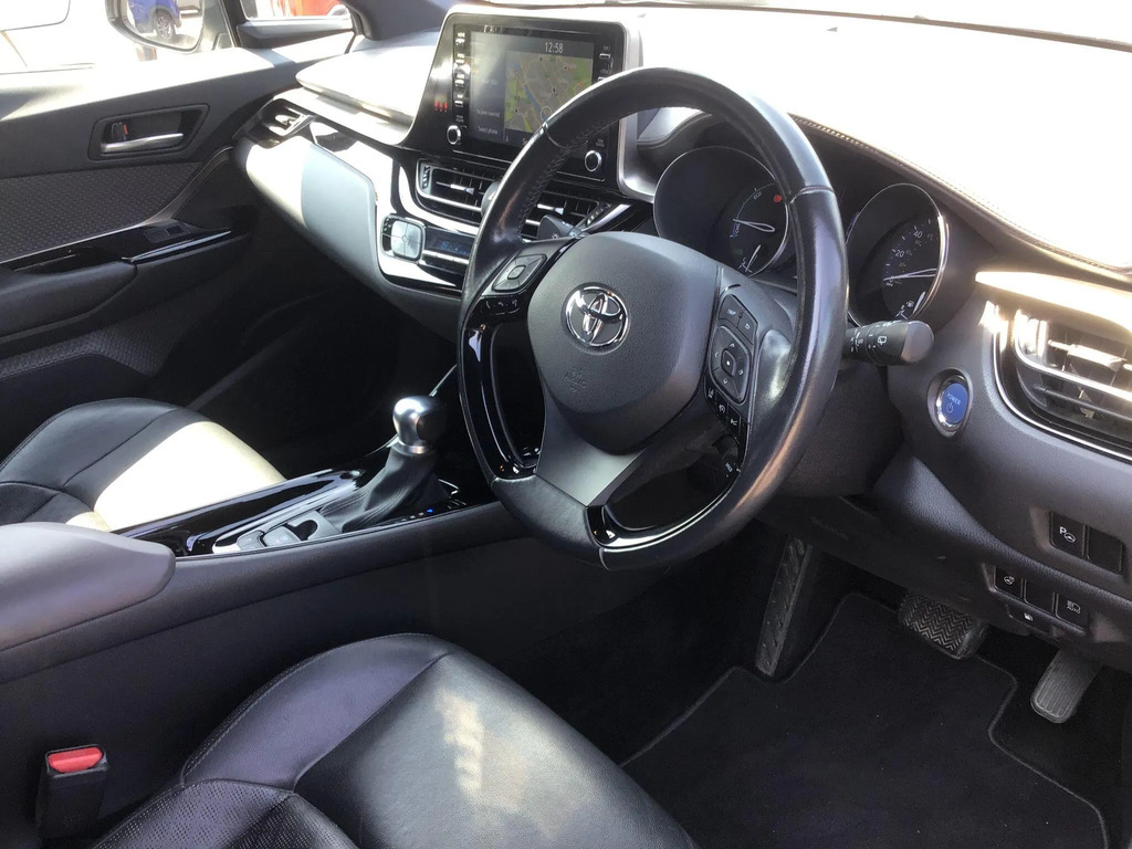 Toyota C-Hr Dynamic White #11