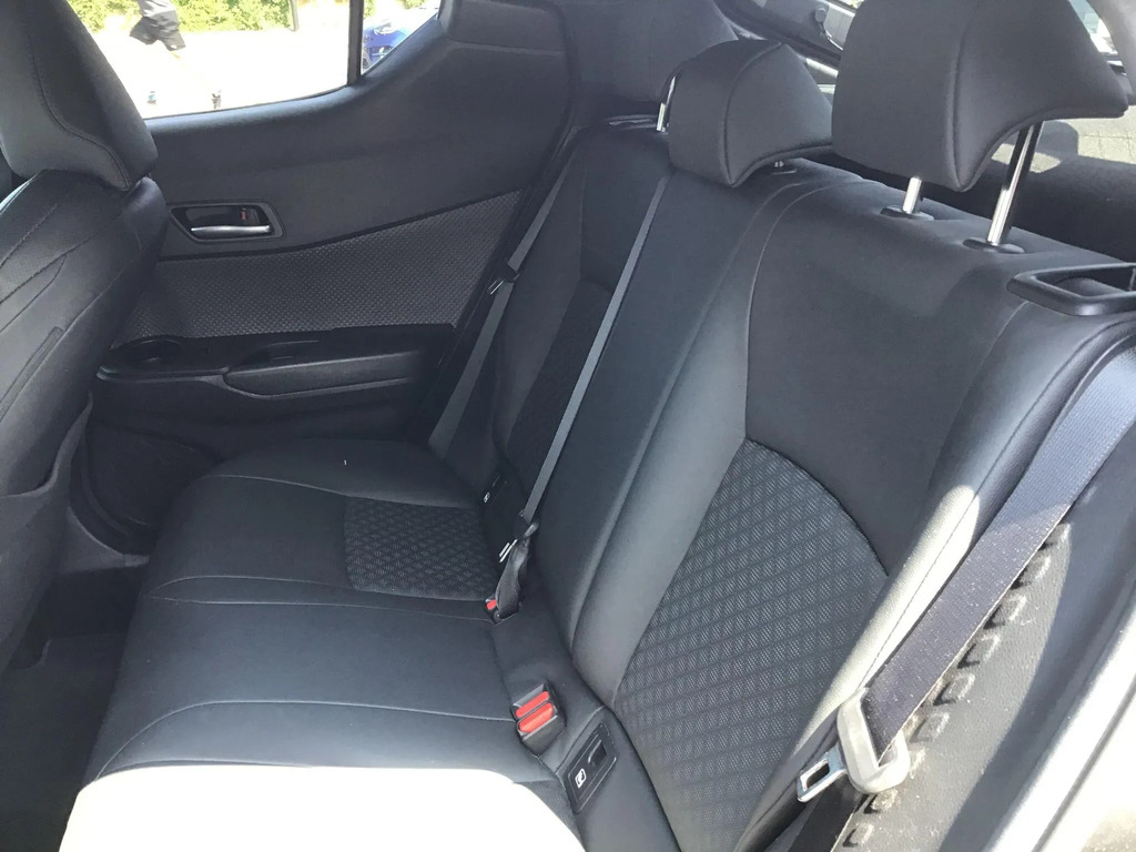 Toyota C-Hr Dynamic White #18