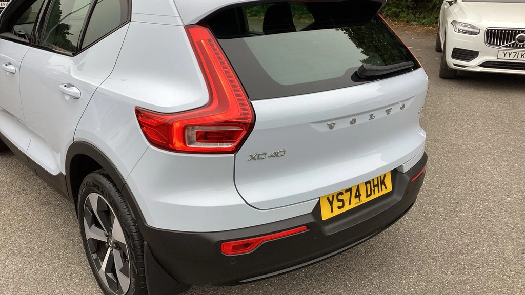 Volvo XC40 Plus Dark Black #37