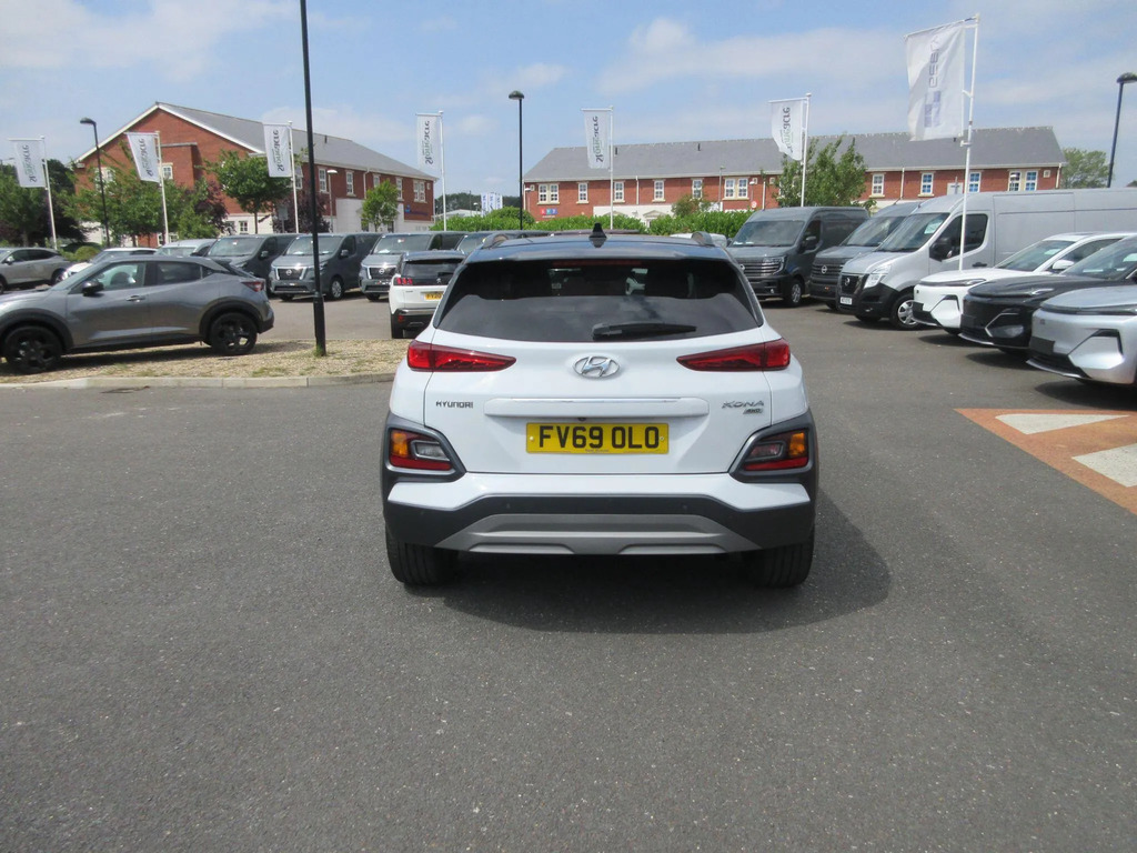 Hyundai Kona Premium White #6